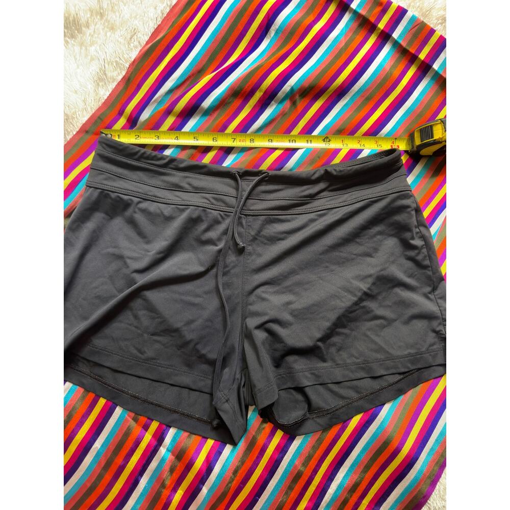 Athleta black shorts patch pockets size medium